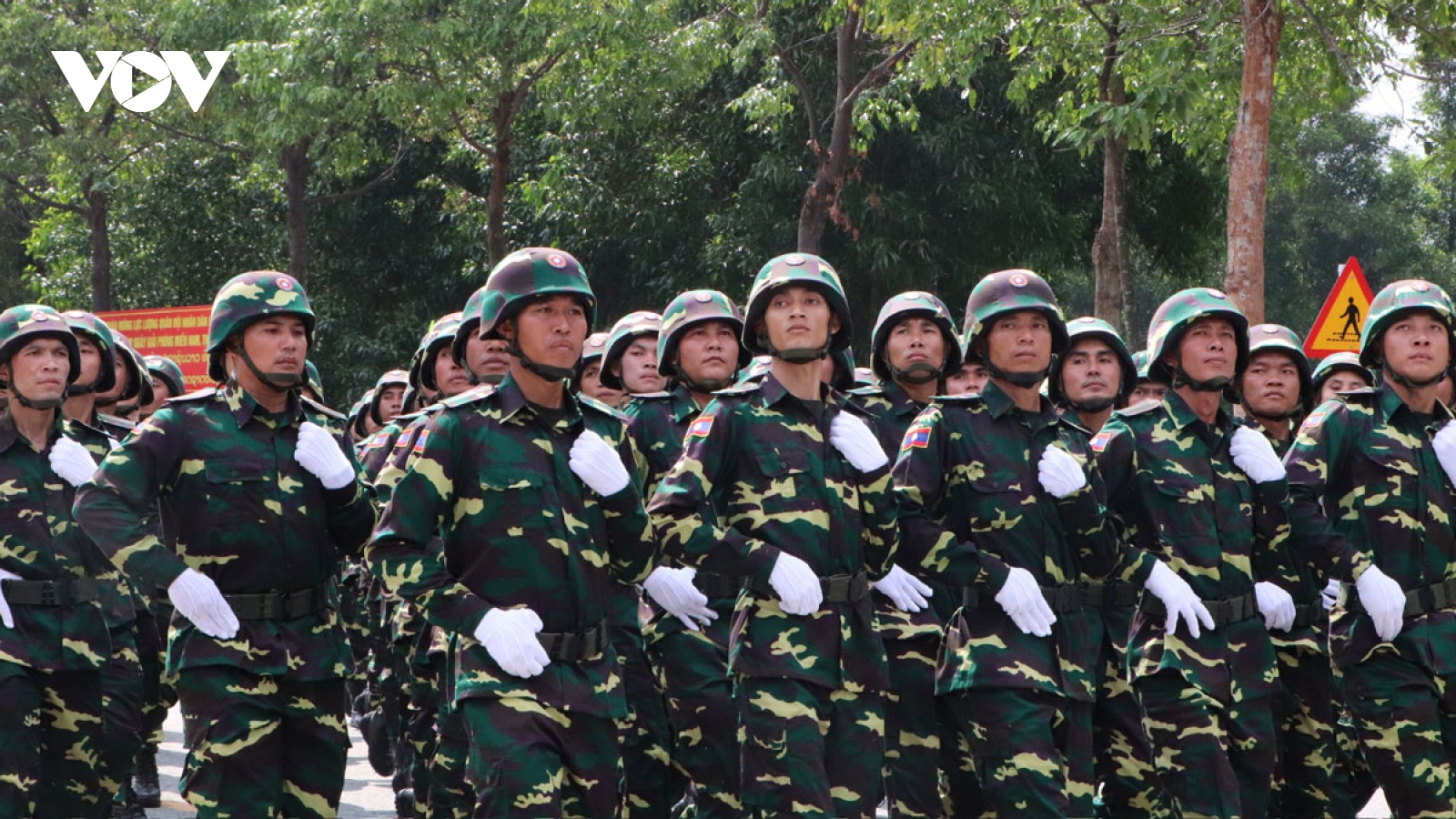 Đoàn cán bộ, chiến sĩ Lào và Campuchia hết mình luyện tập diễu binh tại Việt Nam