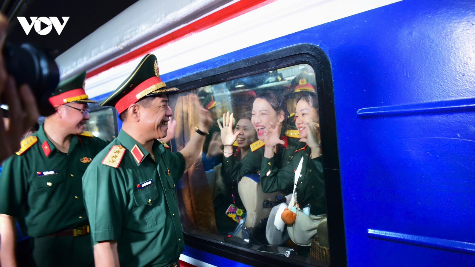 Lực lượng diễu binh Bộ Quốc phòng rạng rỡ hành quân từ Hà Nội vào Nam