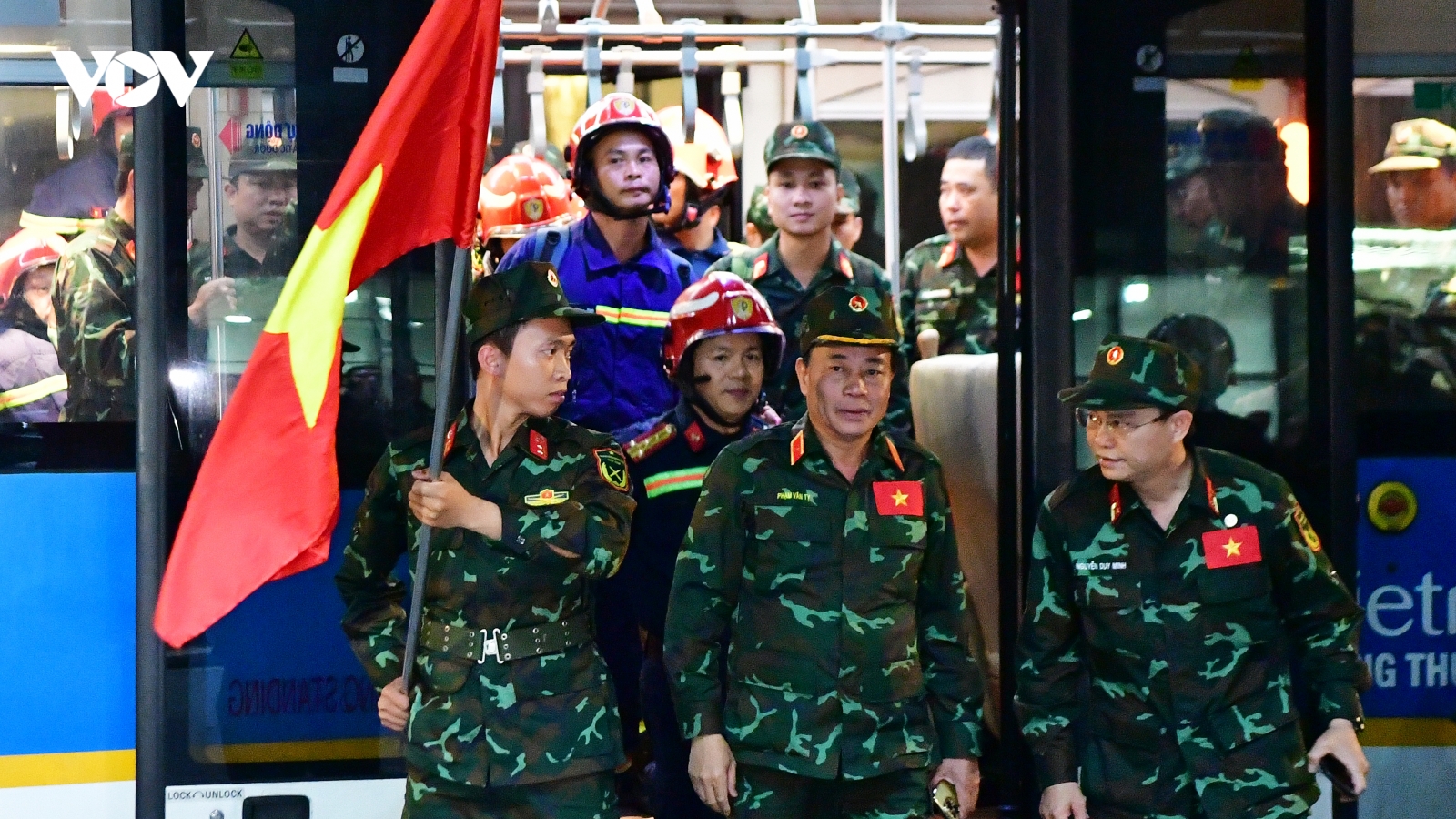 Hơn 100 cán bộ, quân nhân về đến Nội Bài sau khi hoàn thành nhiệm vụ tại Myanmar