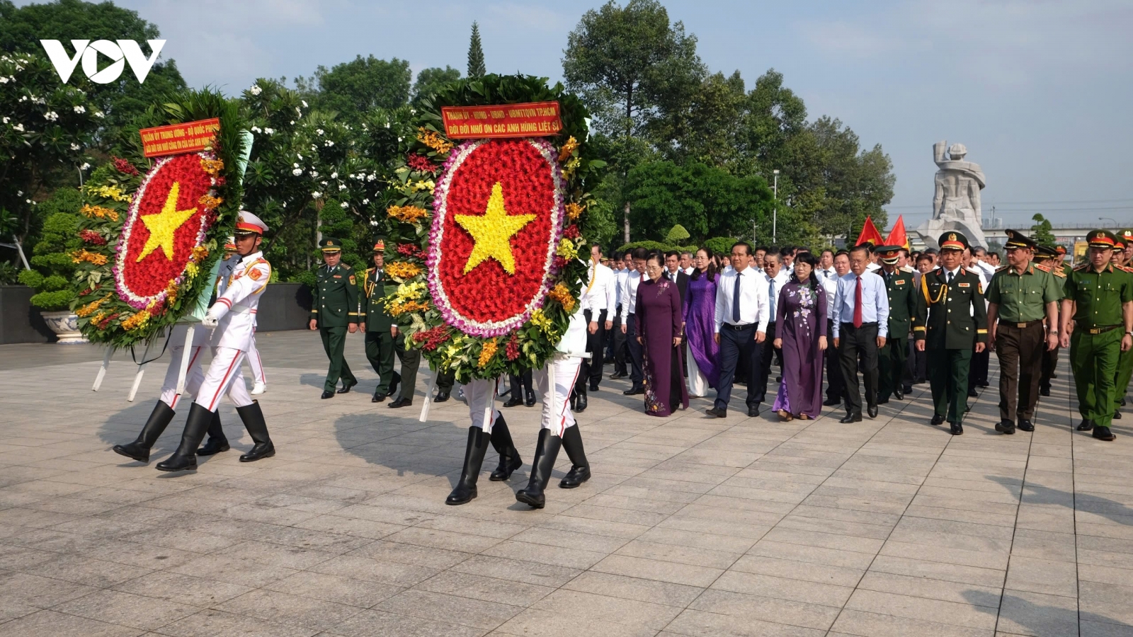 Đoàn đại biểu TP.HCM dâng hương, dâng hoa các Anh hùng Liệt sỹ