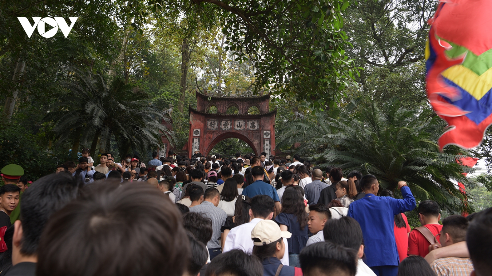Biển người tắc nghẽn tại lối lên Đền Hạ - Khu di tích lịch sử Đền Hùng