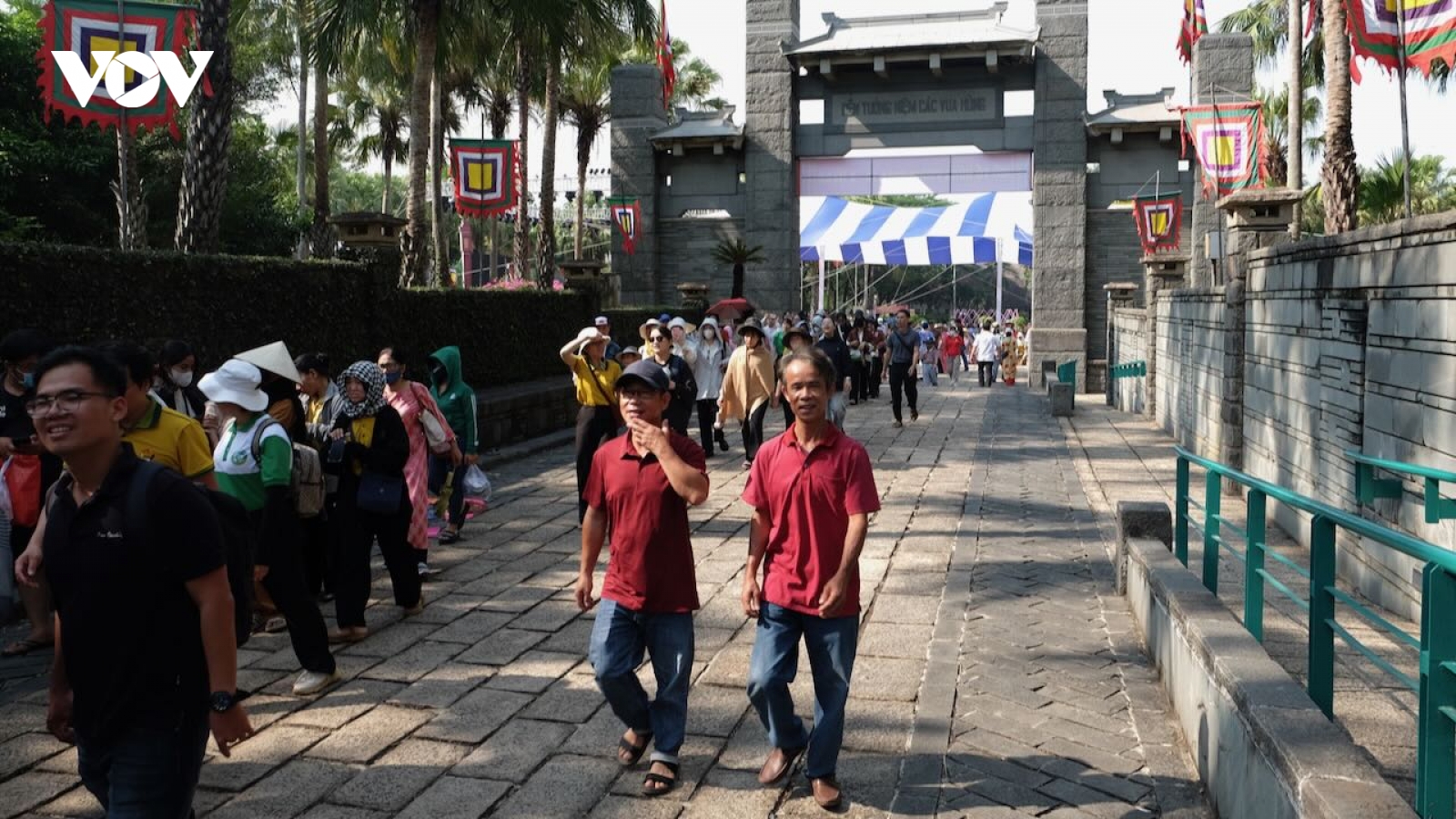 Hàng ngàn người dân TP.HCM "đổ bộ" các điểm vui chơi giải trí dịp Giỗ Tổ