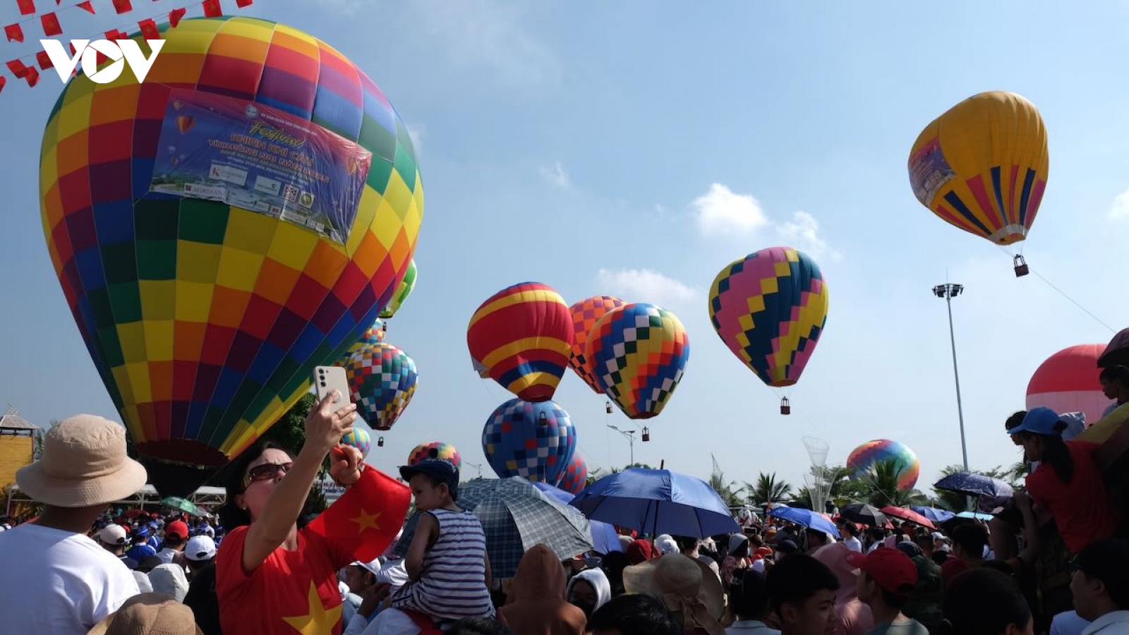 Người dân háo hức tham dự Festival Khinh khí cầu lớn nhất Đồng Nai