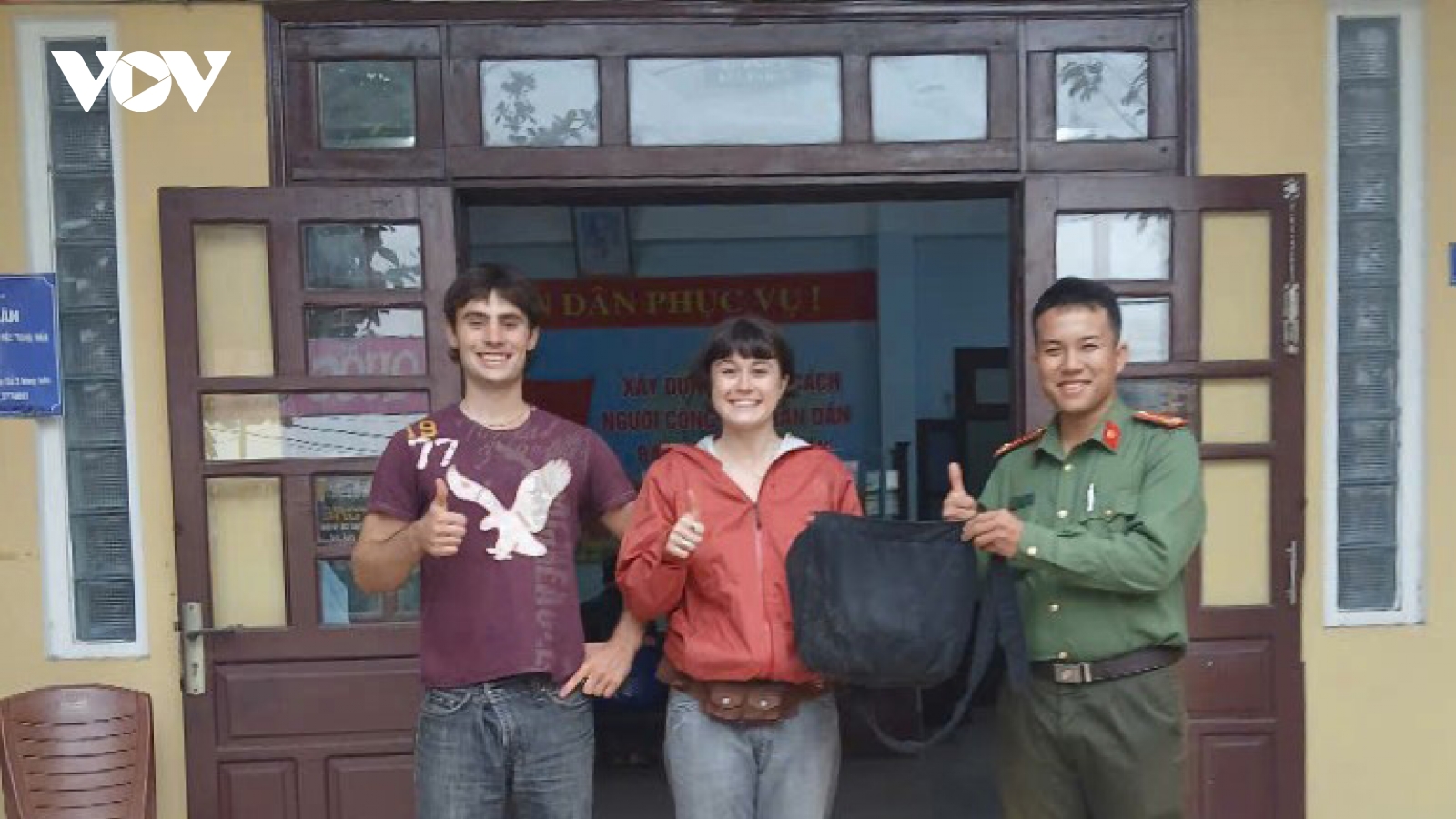 Du khách nước ngoài vỡ òa niềm vui khi nhận lại tài sản bị thất lạc