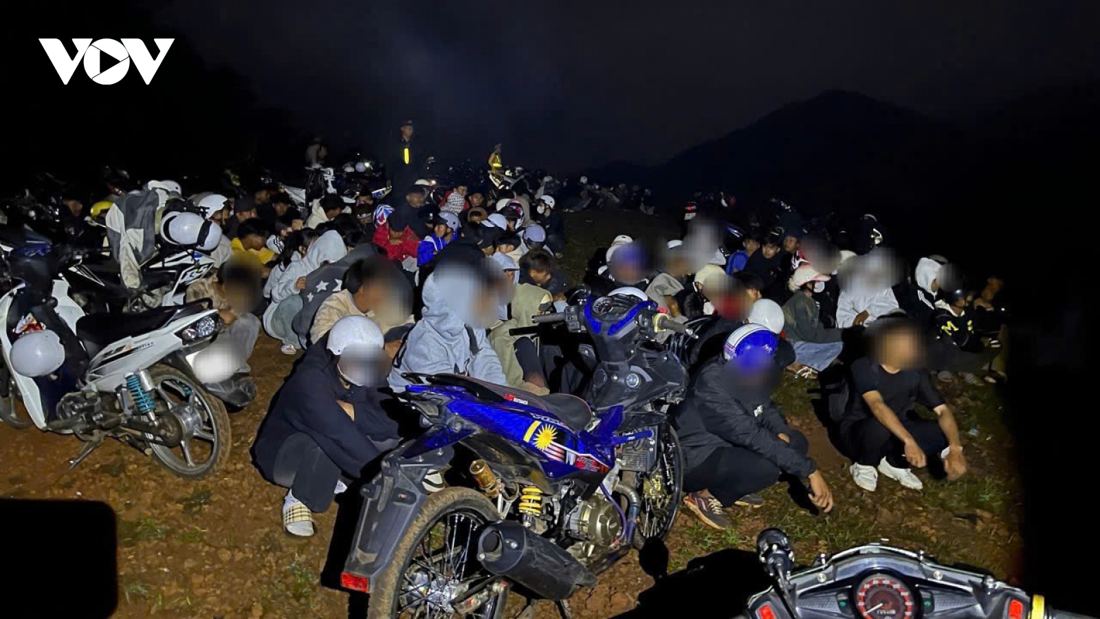 Ngăn chặn nhóm thanh niên "sống ảo" lúc rạng sáng, công an Đắk Nông tạm giữ 78 xe máy
