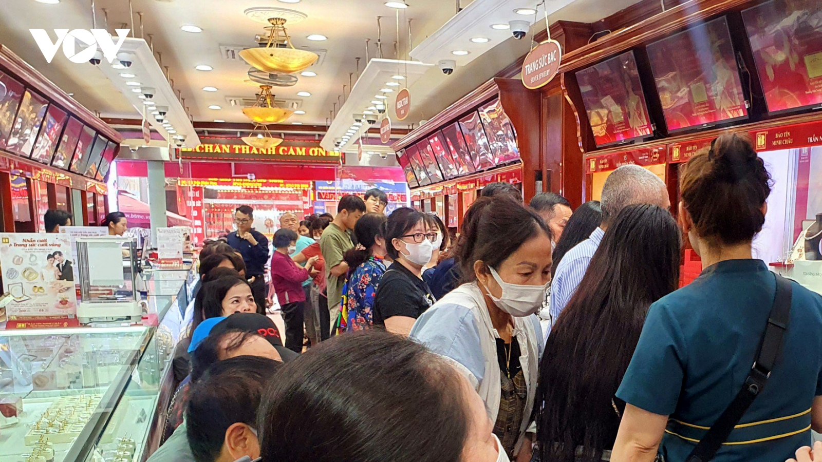 Giá vàng hôm nay 25/4: Vàng SJC giao dịch ở mức 121,5 triệu đồng/lượng