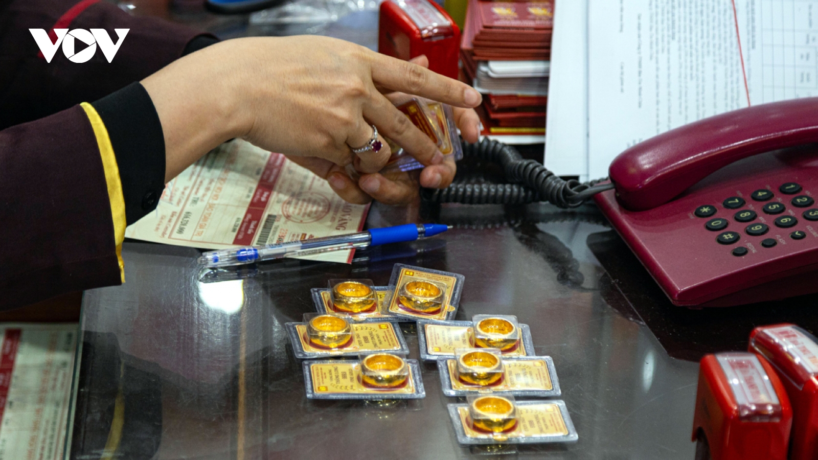 Giá vàng hôm nay 6/2: Vàng trong nước giảm 5 triệu đồng/lượng