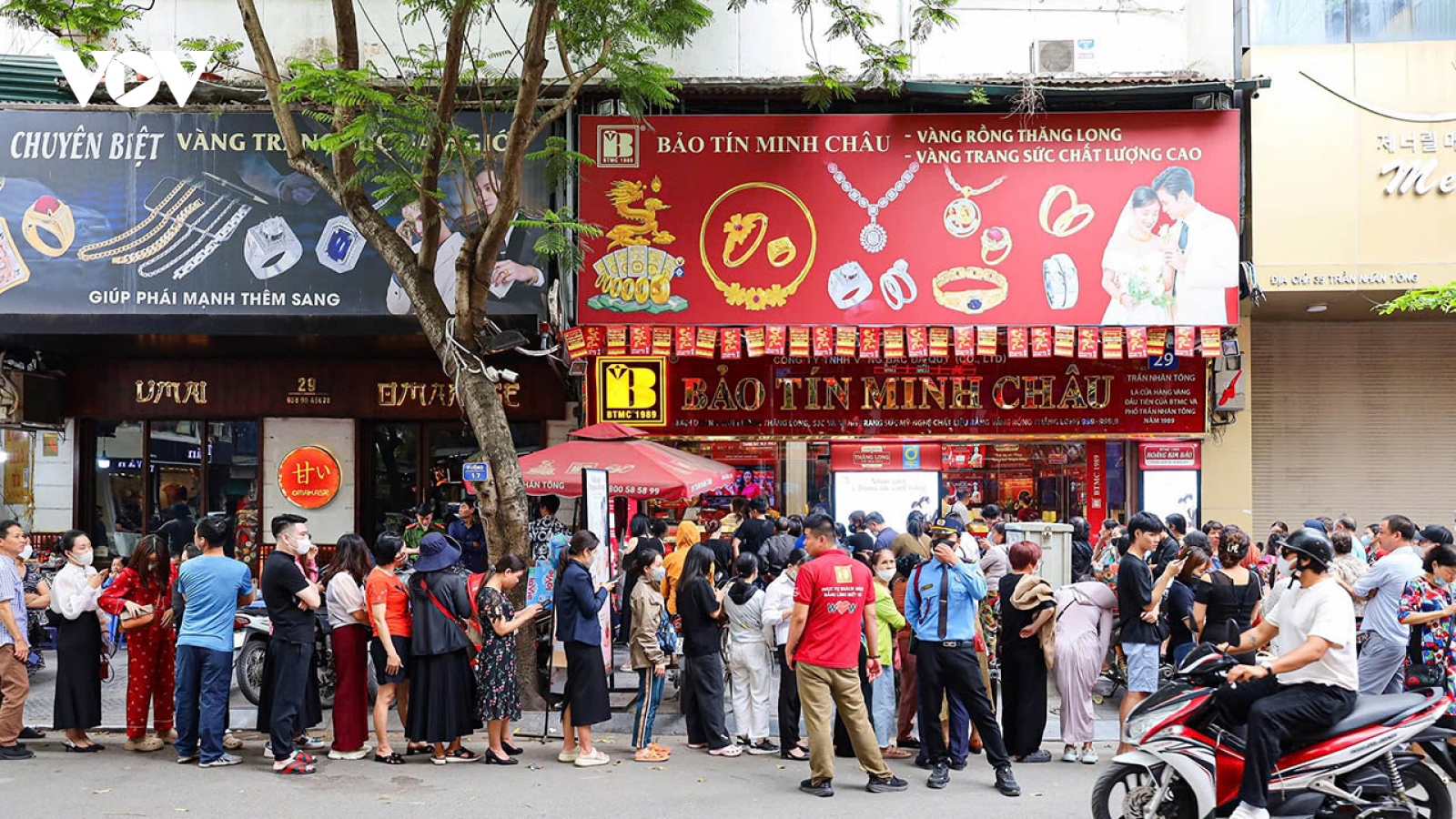 Giá vàng tăng sốc: Người vội mua thêm, người lo sợ lỗ vốn