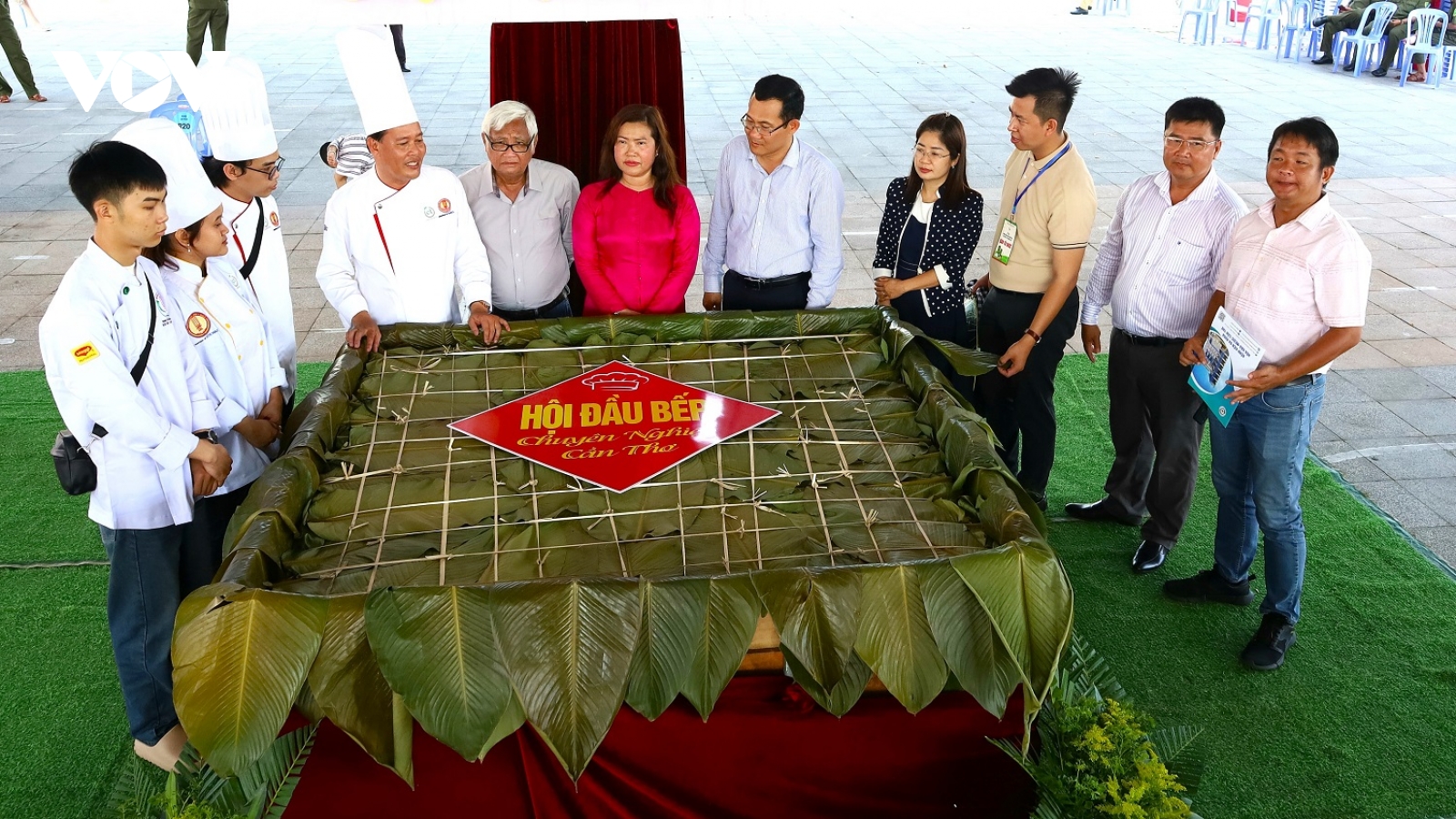 Dâng bánh chưng nặng 1,6 tấn tại đền thờ Vua Hùng ở Cần Thơ