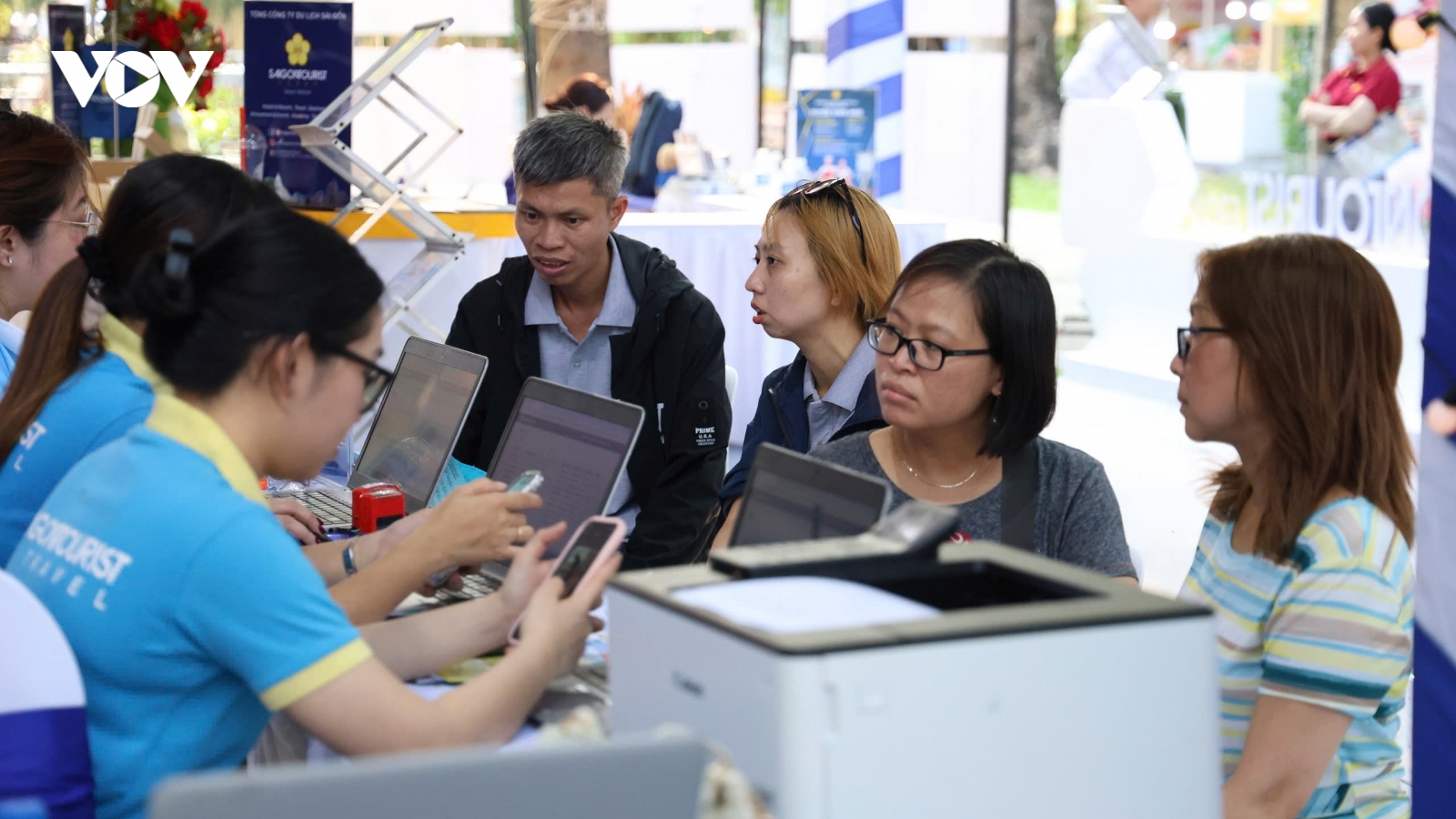 Trời nắng nóng không cản được người dân săn tour giá hời