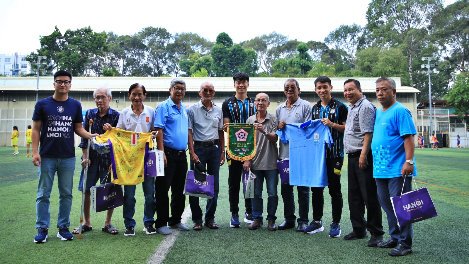 Hà Nội FC làm điều bất ngờ mừng kỷ niệm 50 năm Ngày giải phóng miền Nam