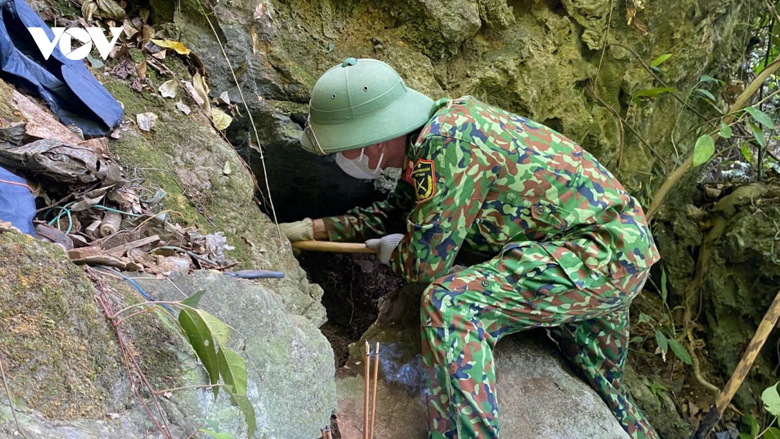 Quy tập 2 hài cốt liệt sĩ trong hang đá ở Quảng Trị