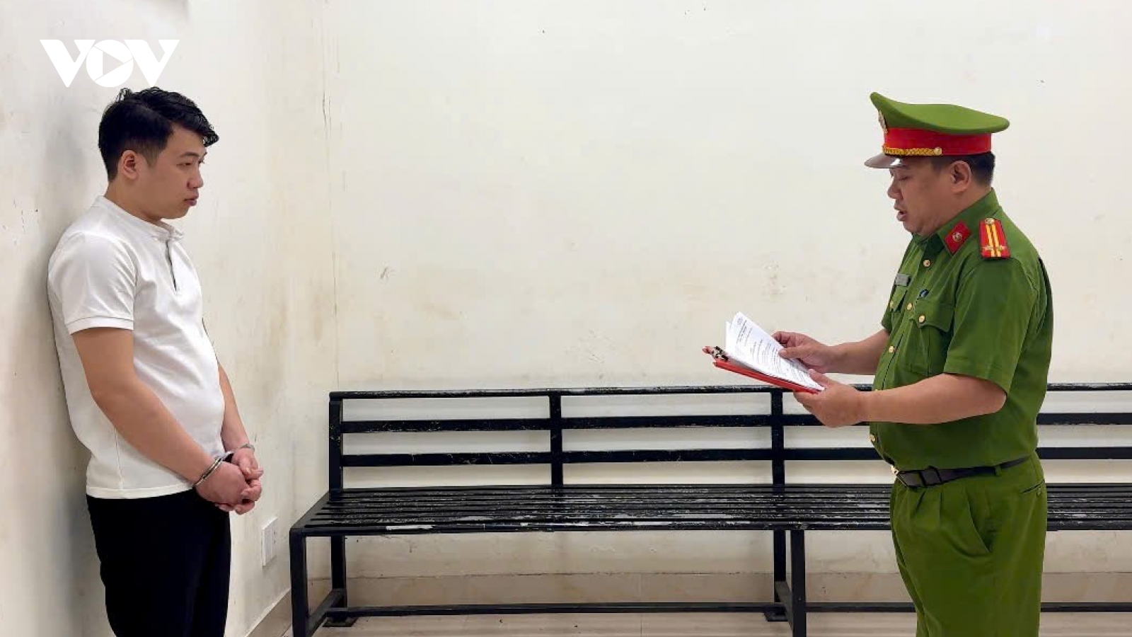 Mượn xe và vàng của bạn rồi đem bán lấy tiền tiêu xài