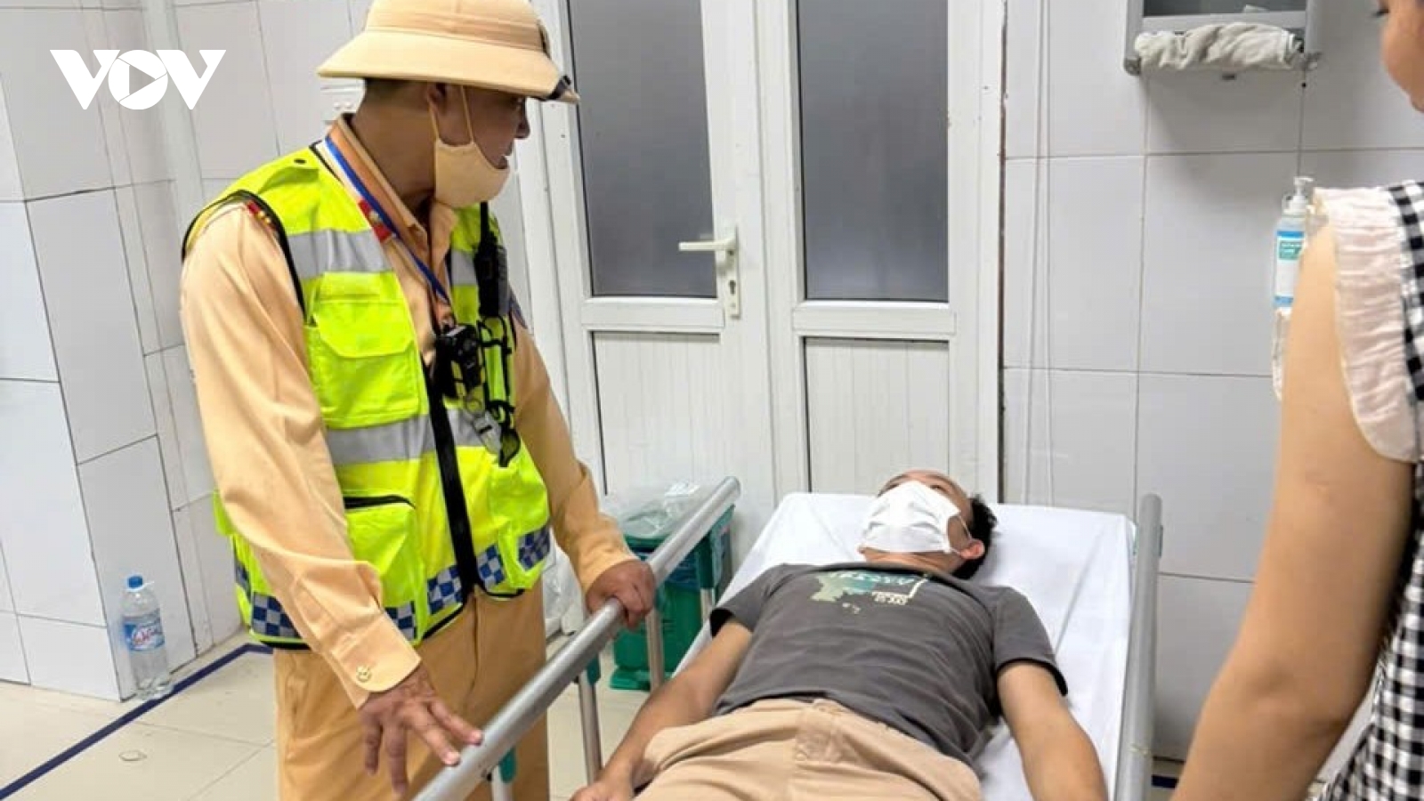 Cảnh sát giao thông kịp thời đưa người bệnh nguy cấp đến bệnh viện