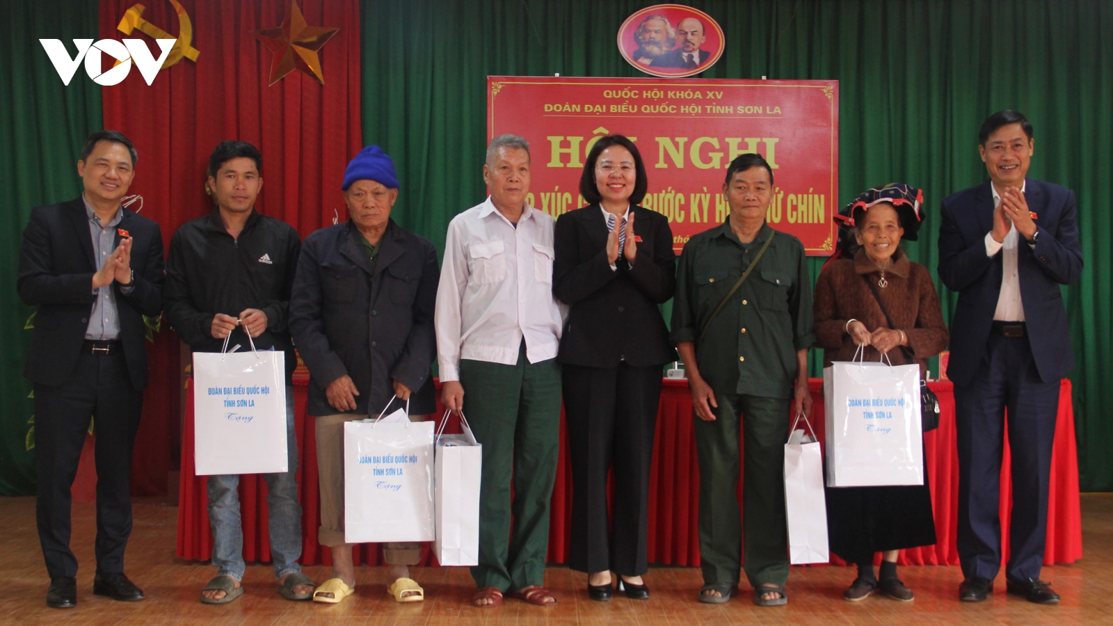 Đoàn đại biểu Quốc hội giải đáp kiến nghị cử tri vùng biên giới Sơn La