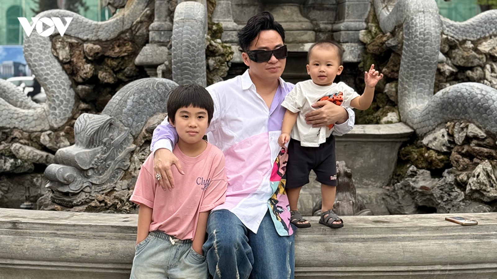 Tùng Dương hạnh phúc kể về tổ ấm có thêm cậu con trai nuôi nhỏ tuổi