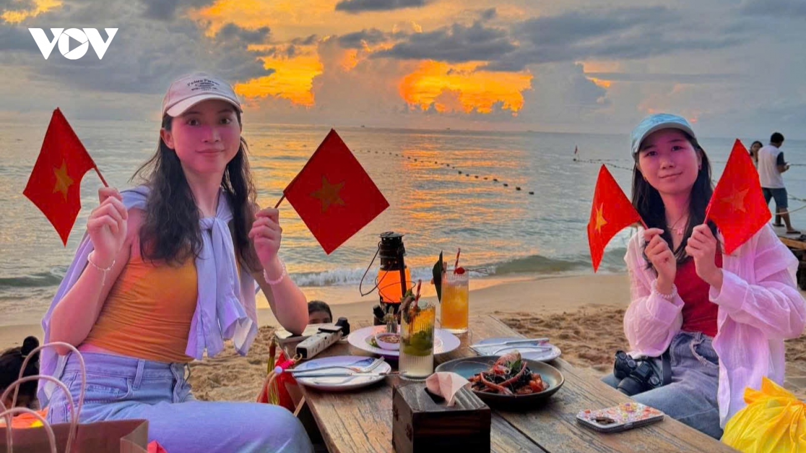 Sunset Beach Phú Quốc rực rỡ chào mừng đại lễ 50 năm Giải phóng miền Nam