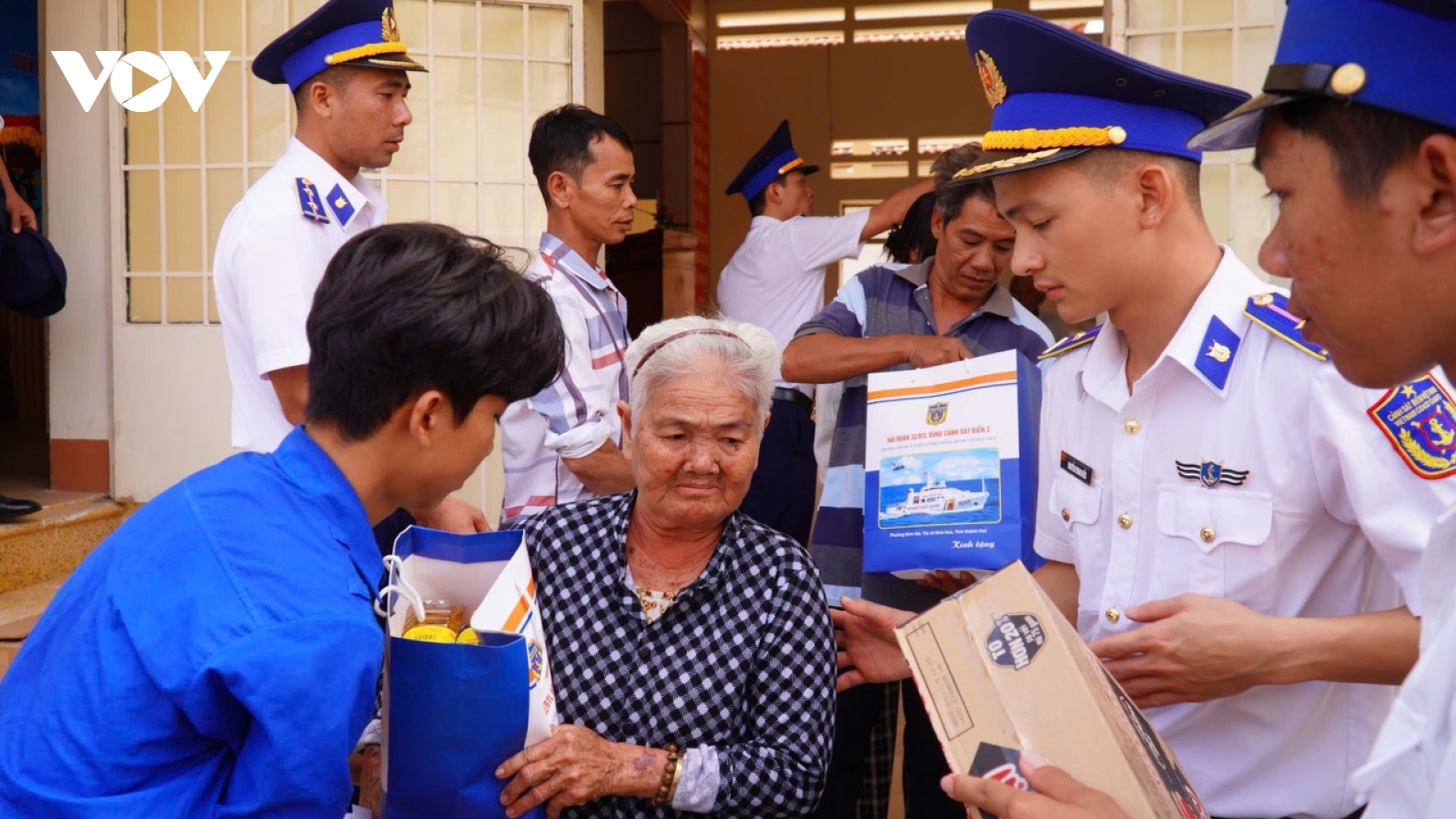 Cảnh sát biển Vùng 3 tặng quà, khám bệnh, động viên ngư dân Khánh Hòa