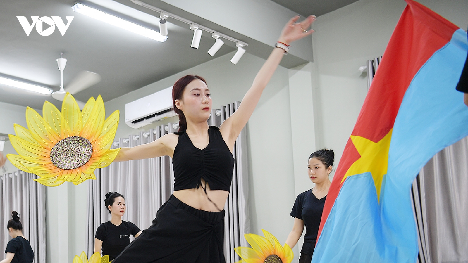 Các nghệ sĩ múa miệt mài tập luyện cho chương trình “Khúc ca khải hoàn”