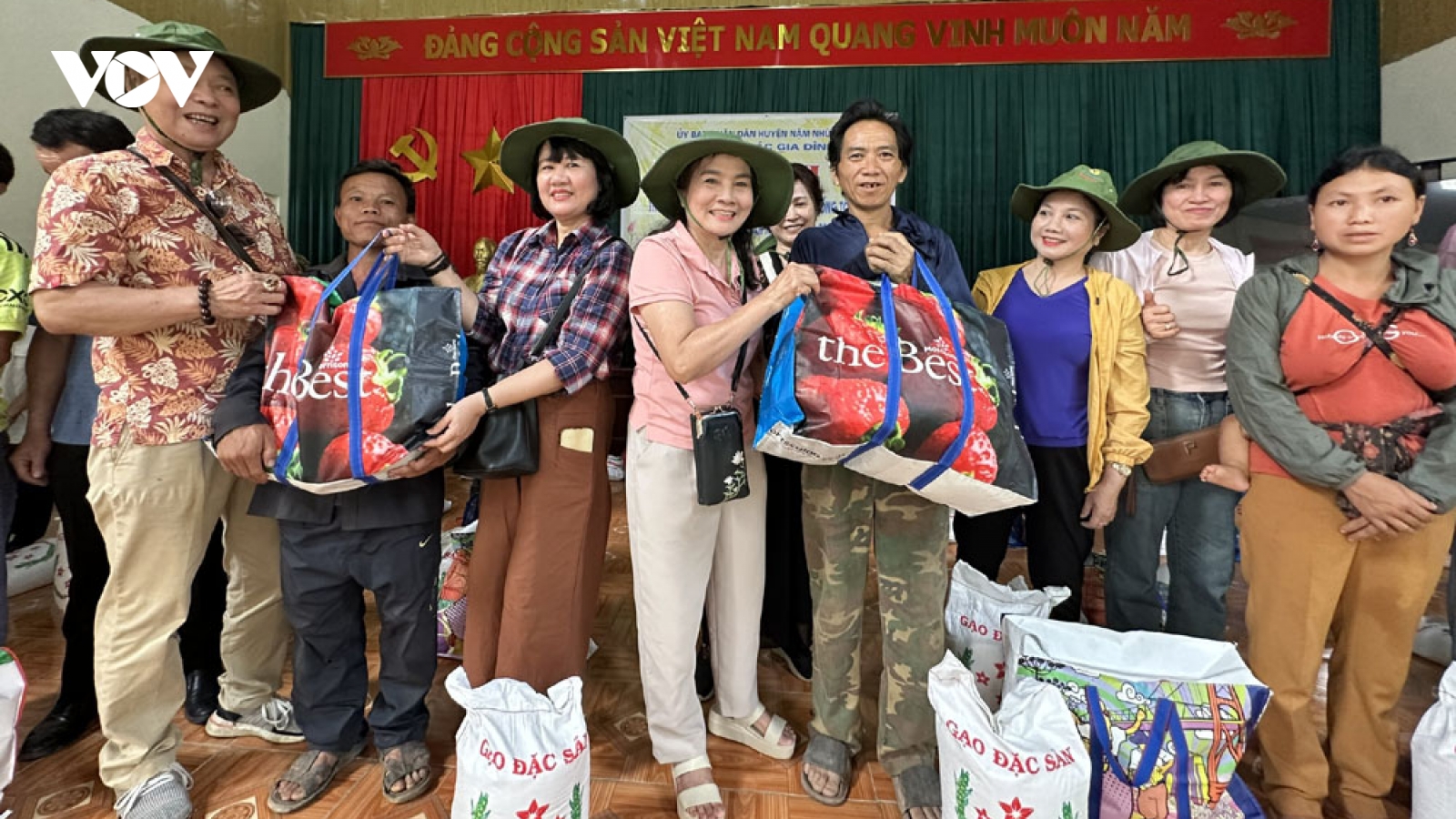 Món quà nghĩa tình từ thủ đô đến với hộ nghèo và học sinh vùng khó Lai Châu