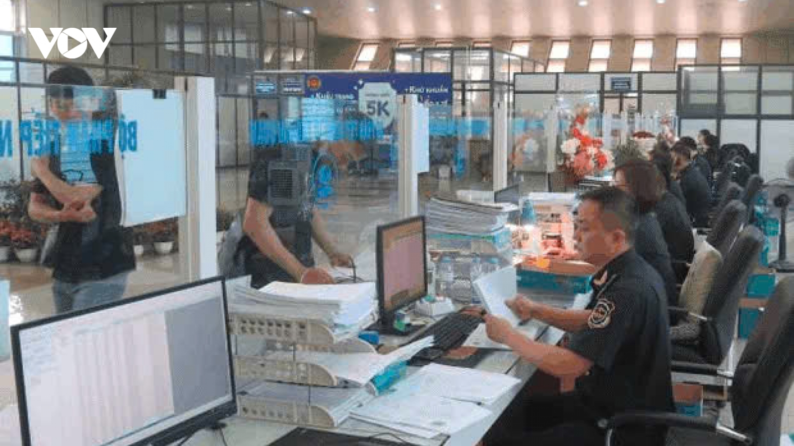 Tăng đột biến xe chở hàng qua cửa khẩu Lạng Sơn sang Trung Quốc