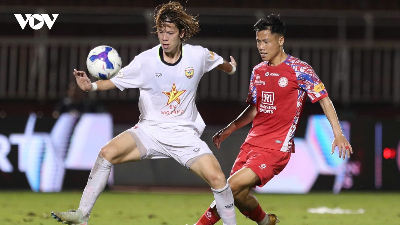 Kết quả V-League hôm nay 25/4: Cầu thủ Việt kiều tiếp tục tỏa sáng