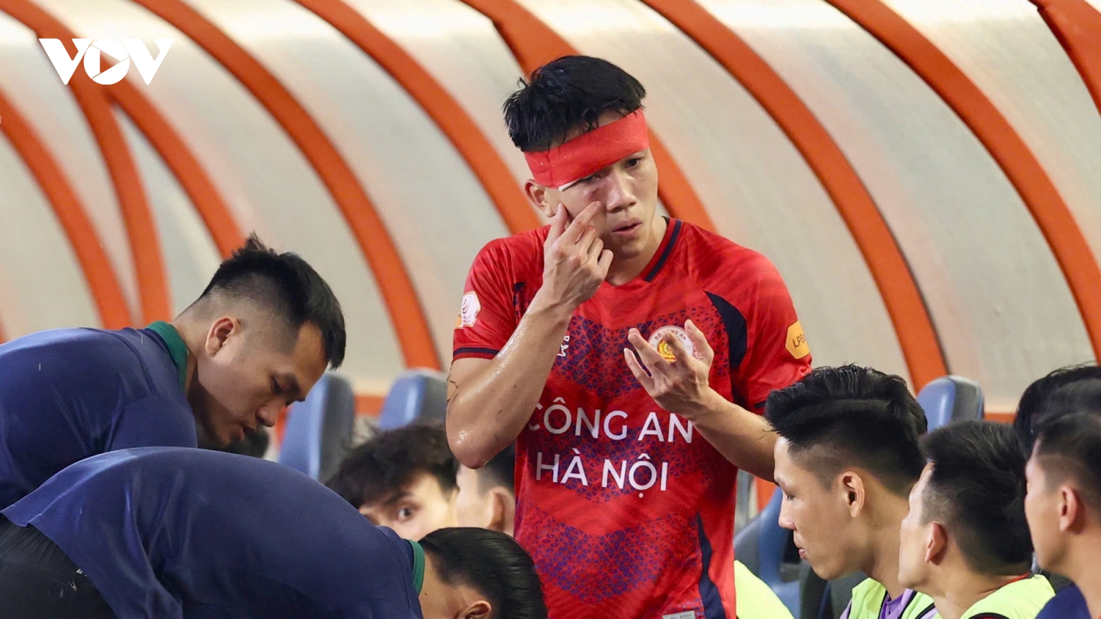 Sao trẻ CLB CAHN nhập viện khẩn cấp vì chấn thương nghiêm trọng ở vòng 19 V-League
