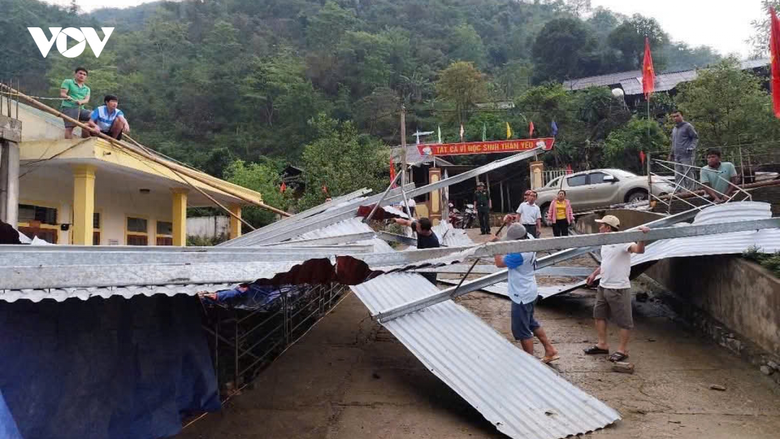 Lốc lớn làm tốc mái điểm trường có 50 cô trò đang dạy, học