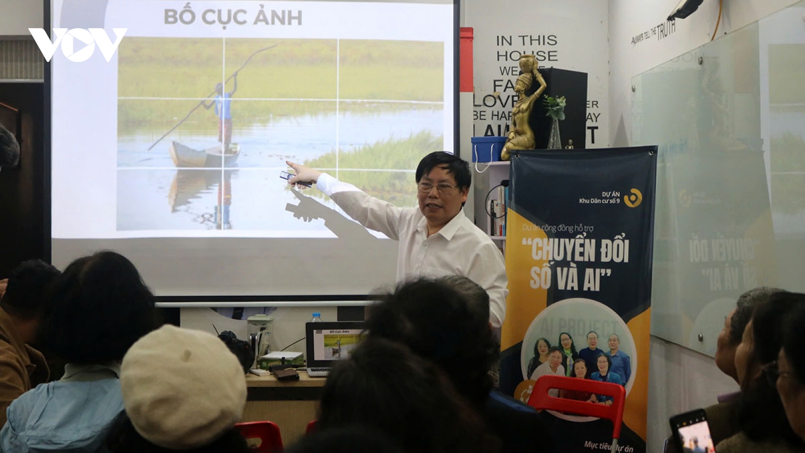 Khi người cao tuổi bắt nhịp chuyển đổi số