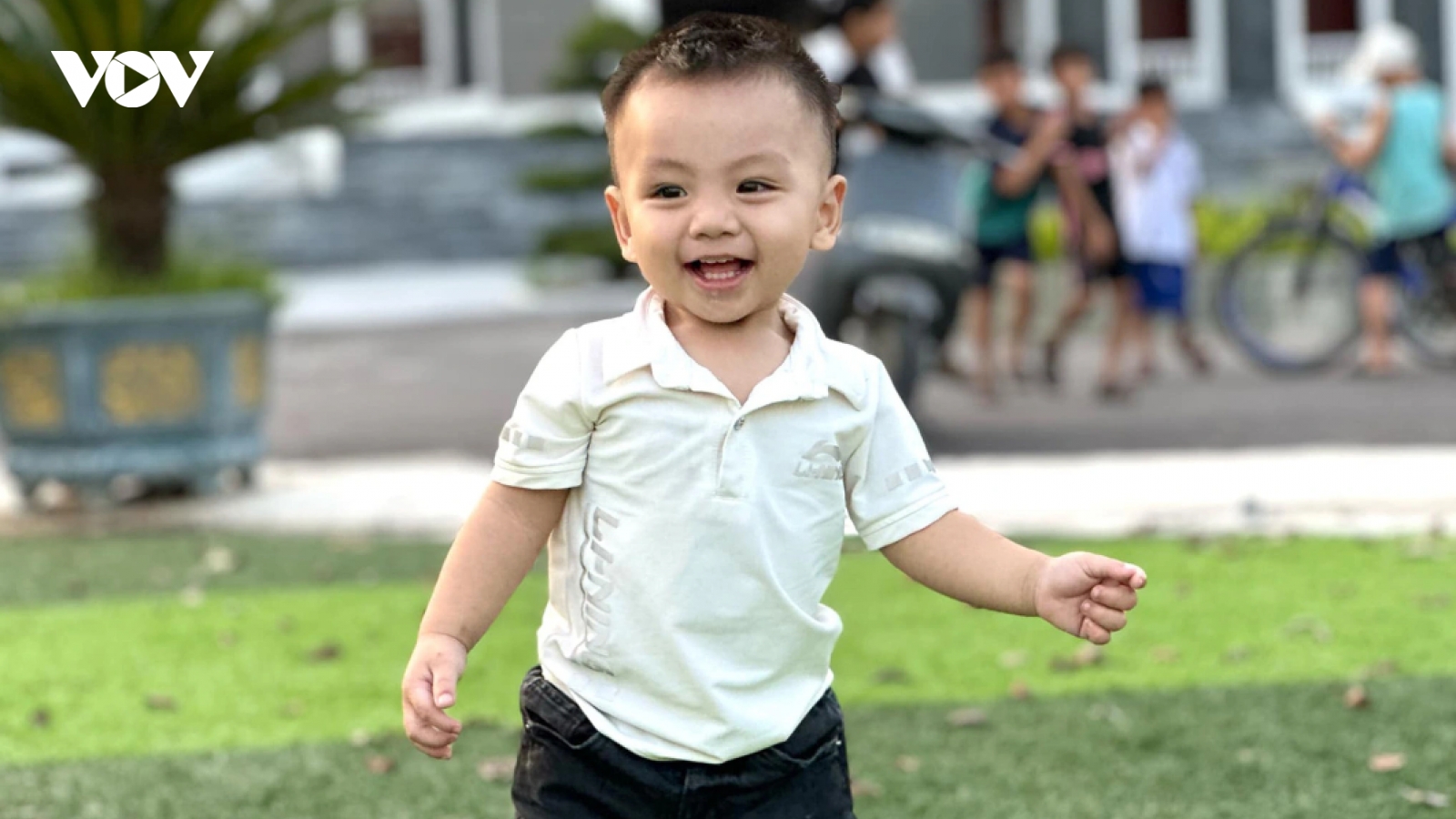 Bố nuôi kể chuyện bé trai gần 3 tuổi biết gọi người lớn cứu bạn đuối nước