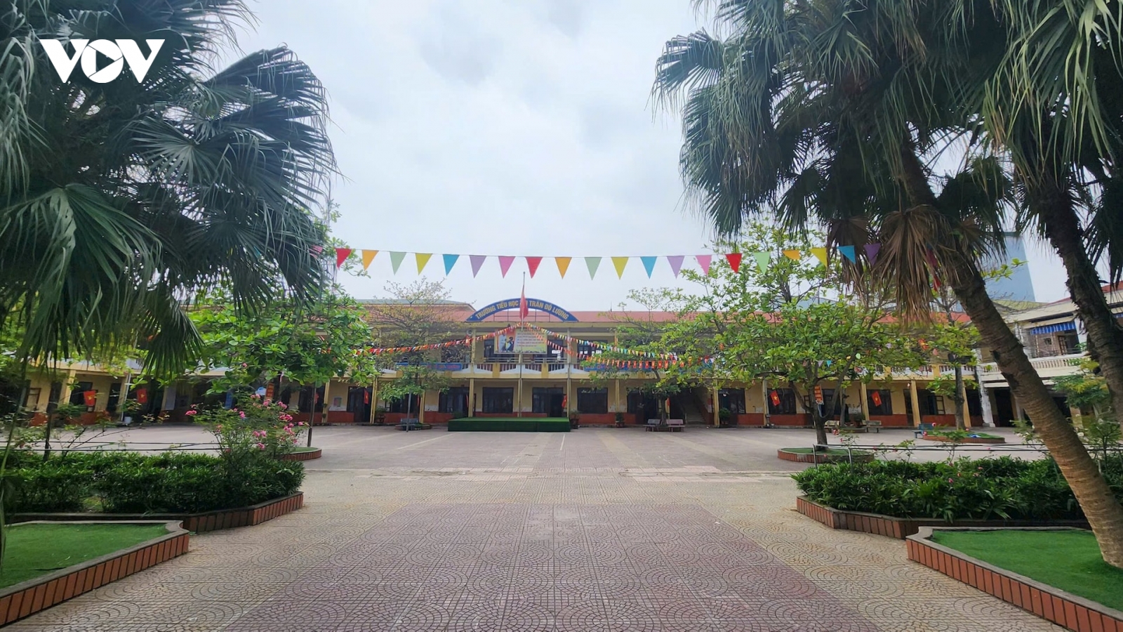 Ăn cơm nắm trước cổng trường, nhiều học sinh ngộ độc