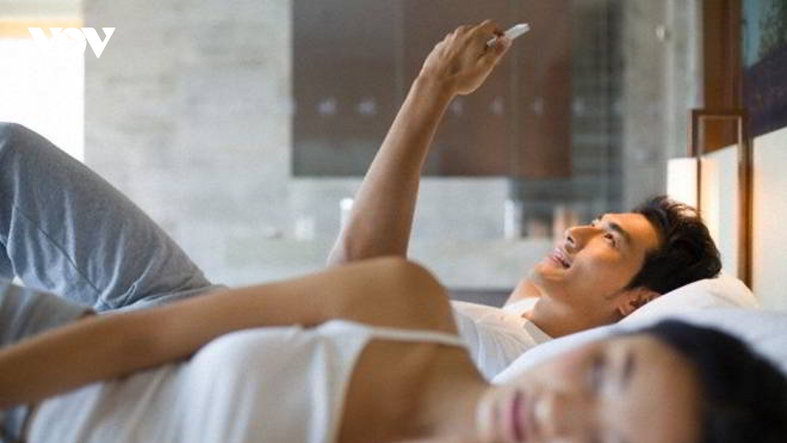Tôi vừa đẻ bé thứ hai, chồng ngang nhiên nhắn tin, gọi điện cho người tình