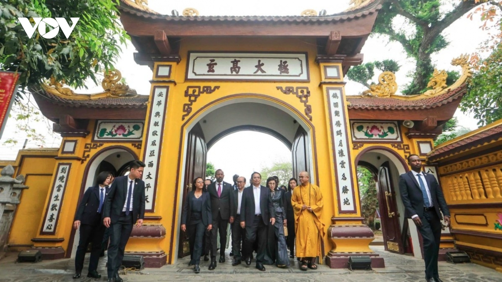 Vietnamese and Ethiopian PMs tour Tran Quoc Pagoda in Hanoi