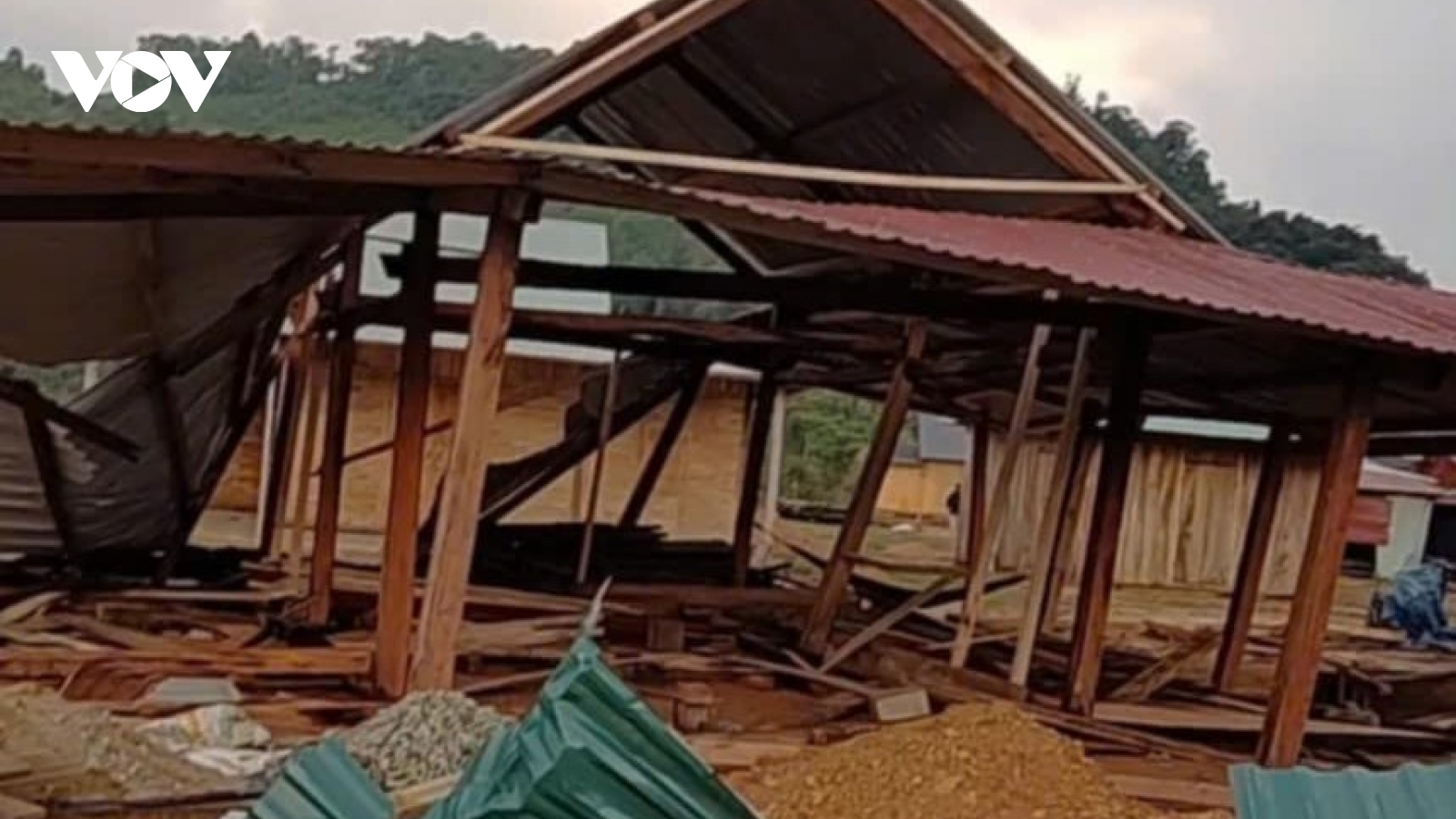 Mưa đá kèm gió lốc gây hư hỏng 16 ngôi nhà ở xã biên giới Quảng Nam