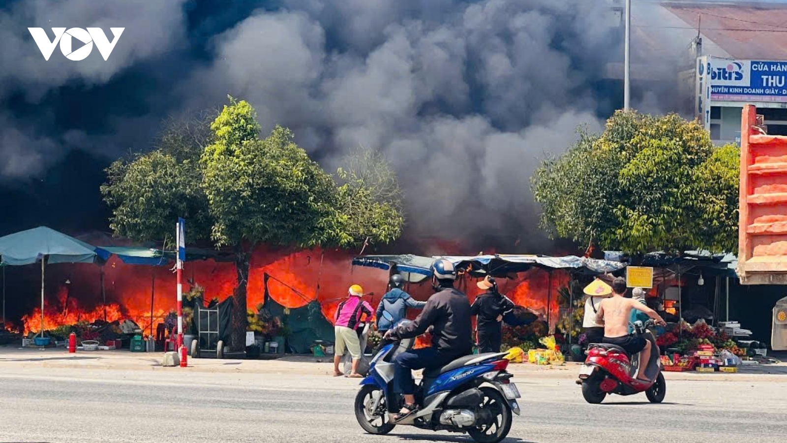 Cháy lớn tại chợ An Lỗ, Huế, lực lượng chức năng khẩn trương dập lửa