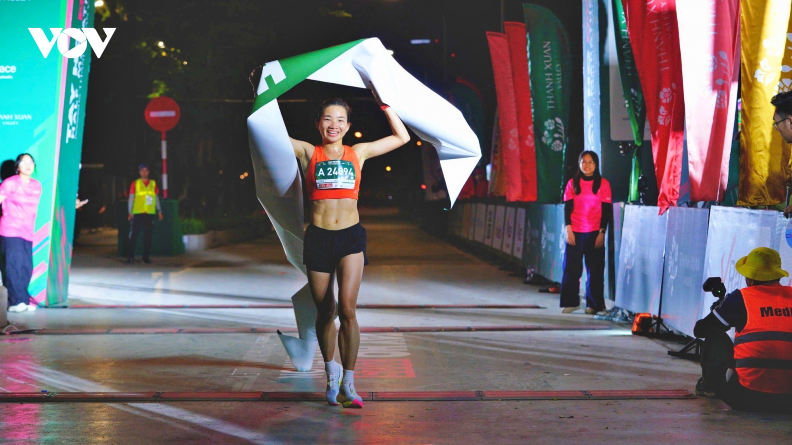 Nguyễn Thị Oanh phá kỷ lục ở giải Tay Ho Half Marathon 2025