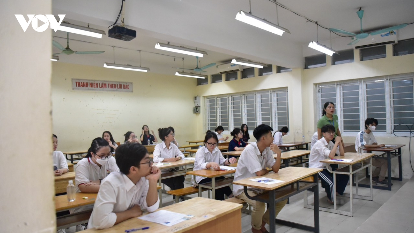 "Đa số các trường bậc THCS, THPT lâu nay học 2 buổi/ngày nhưng 1 buổi có thu tiền"