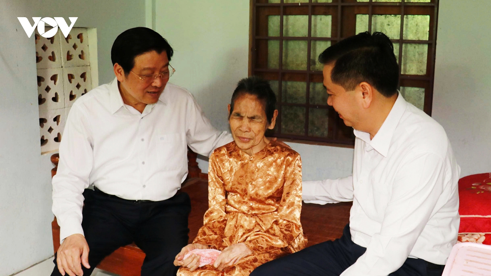 Ông Phan Đình Trạc thăm, tặng quà gia đình chính sách tại Quảng Trị