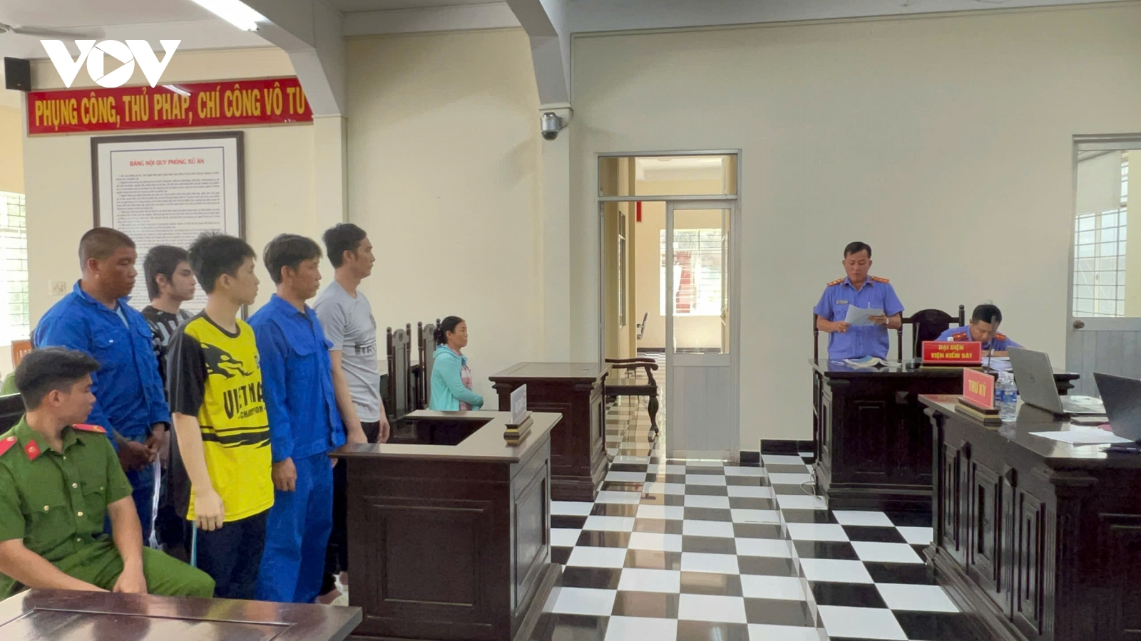 Lĩnh thêm án tù vì tuồn ma túy và điện thoại vào buồng giam