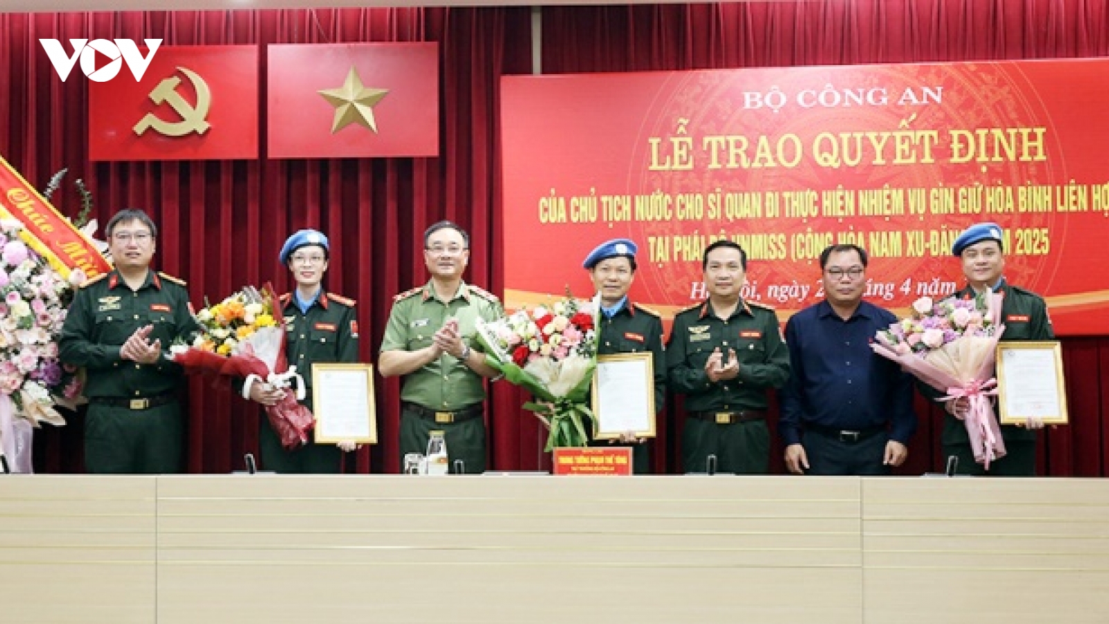 Bộ Công an trao Quyết định của Chủ tịch nước cho 3 sĩ quan làm nhiệm vụ quốc tế