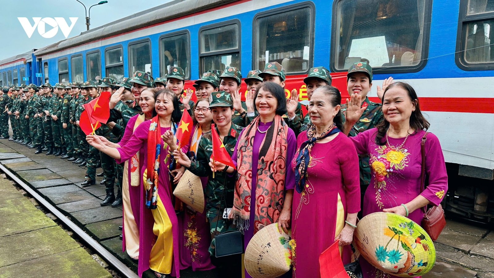 Người dân Quảng Bình hân hoan đón đoàn tàu đưa lực lượng diễu binh vào Nam