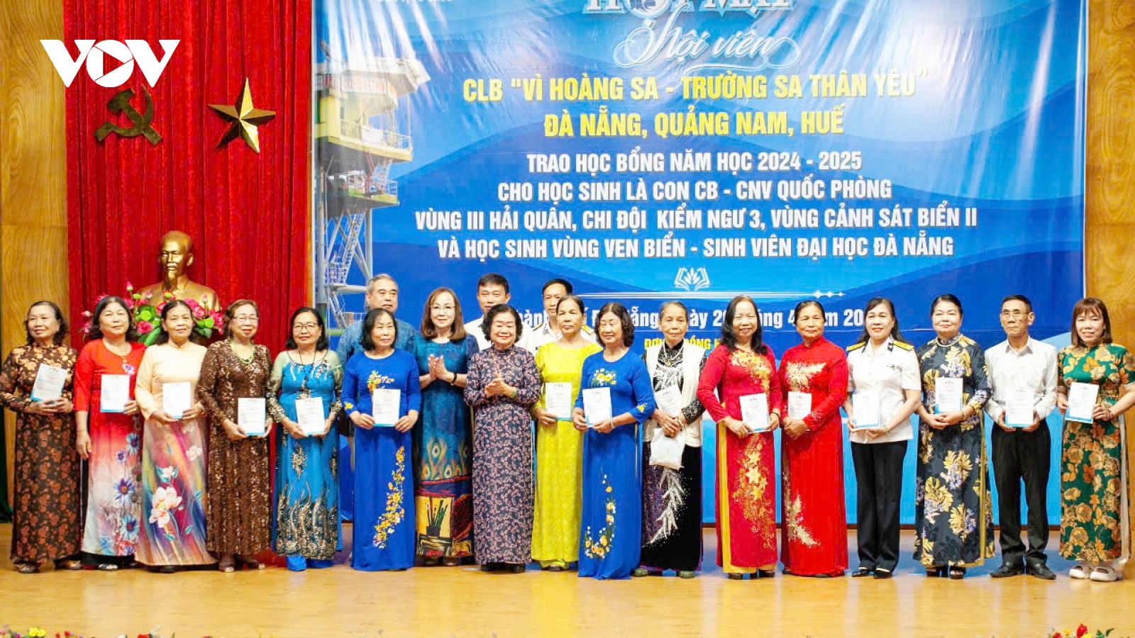 Câu lạc bộ “ Vì Hoàng Sa- Trường Sa thân yêu” tiếp sức học sinh nghèo