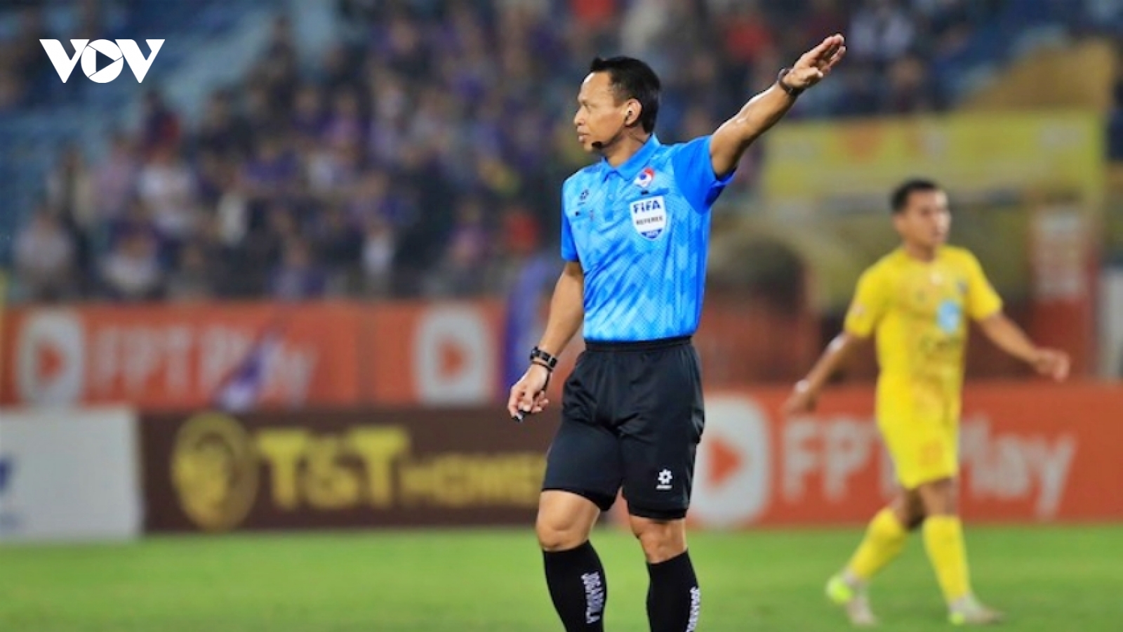 Hai trọng tài ngoại điều hành trận cầu đinh vòng 21 V-League 2024/2025