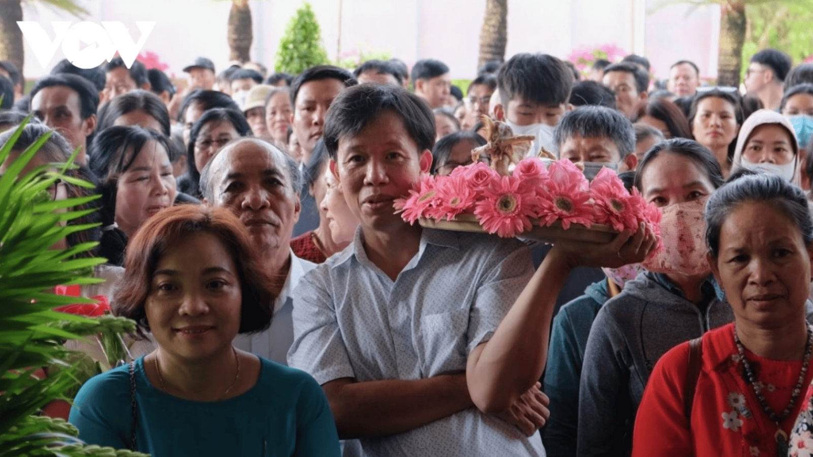 Tens of thousands of people nationwide pay tribute to Hung Kings