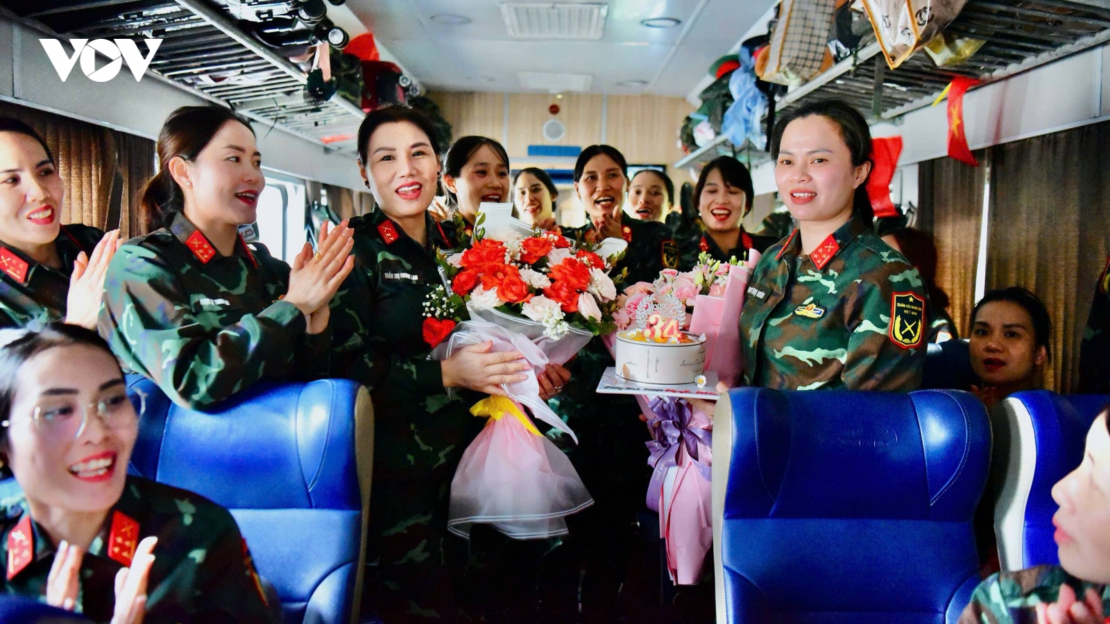 Sinh nhật bất ngờ của nữ chiến sĩ trên chuyến tàu hành quân vào Nam