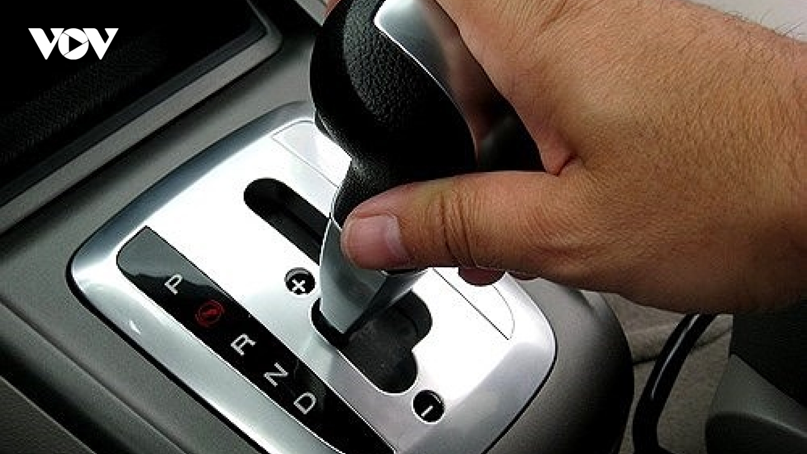 Chuyển cần số khi ô tô chưa dừng hẳn sẽ gây hại cho hộp số như thế nào?