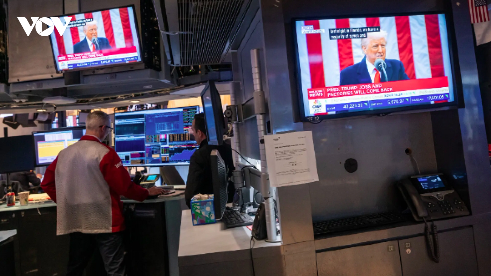 Chứng khoán lao dốc, giá vàng phá kỷ lục sau khi ông Trump ký lệnh áp thuế đối ứng