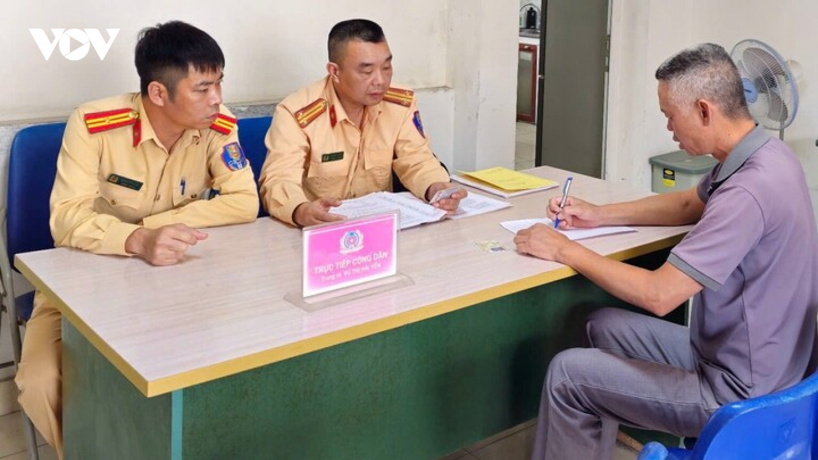 Tước giấy phép tài xế xe tải cố tình vượt đường ngang khi gác chắn tàu đã đóng