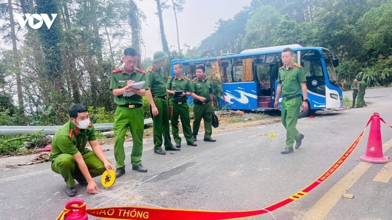 Tạm giữ tài xế xe khách bị lật trên đèo Tam Đảo làm 4 người tử vong