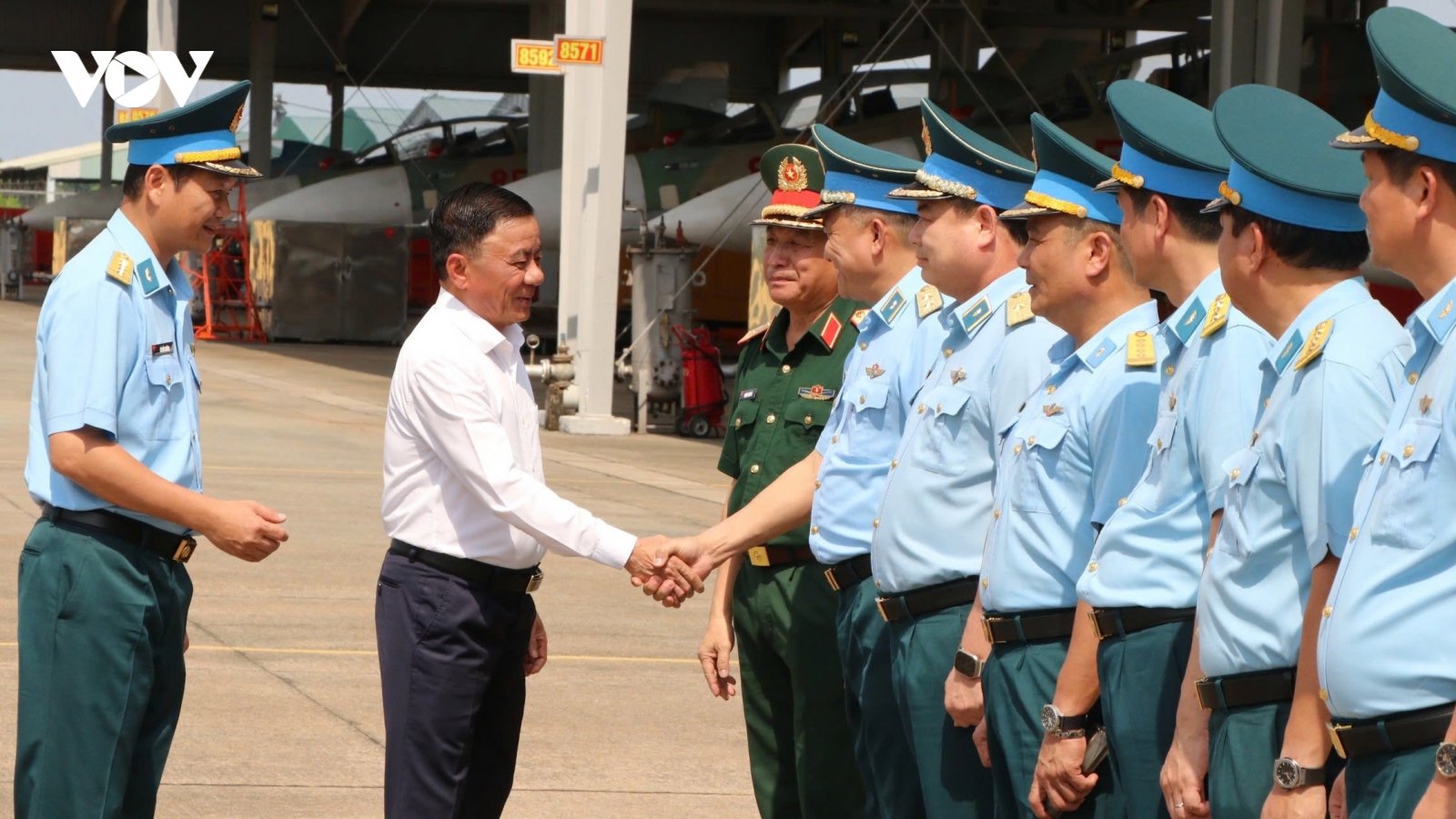 Ông Trần Cẩm Tú tặng quà động viên lực lượng tham gia diễu binh